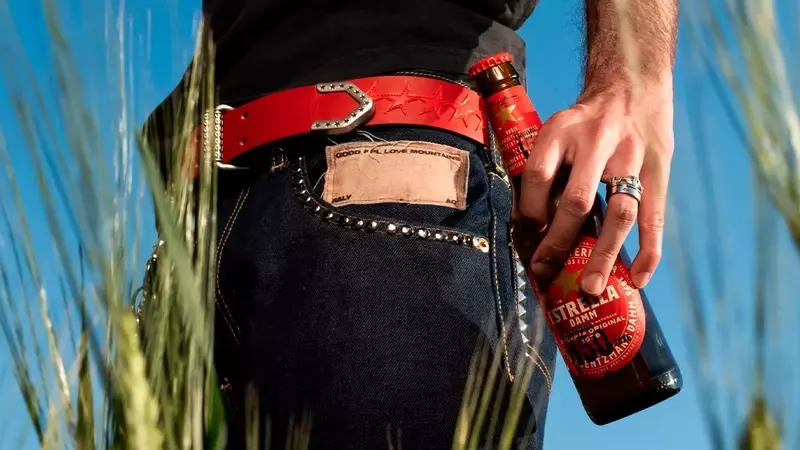 Estrella Damm y TwoJeys Lanzan el "BELT OPENER": El Accesorio Imprescindible del Verano