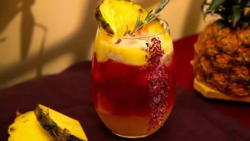 Bebida Refrescante: Jamaica, Piña y Romero