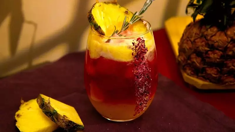 Bebida exótica: Infusión de Jamaica, Piña y Romero