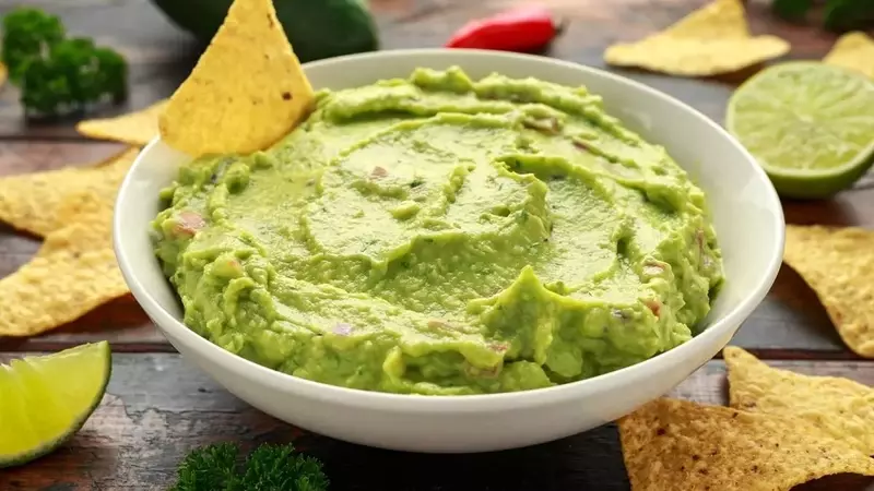 Receta Rápida y Deliciosa: Dip de Aguacate y Yogur Griego en Menos de 10 Minutos