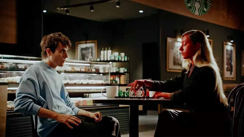 Starbucks y MilfShakes se Unen en Gira de Ajedrez por España