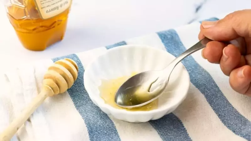 La Cuchara Aceitada: Un Método Sencillo para la Miel Perfecta