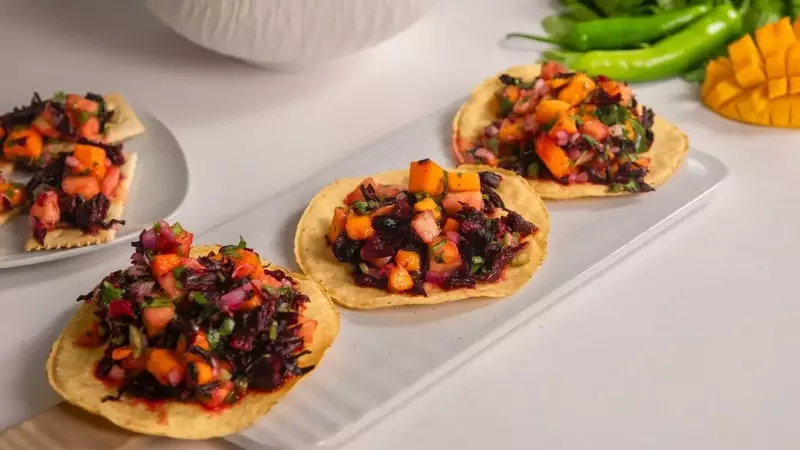 Ceviche Refrescante de Jamaica: Una Fusión Tropical con Mango y Piña