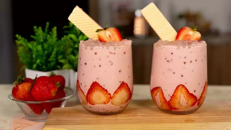 Postre Refrescante: Tapioca Cremosa con Fresas Dulces