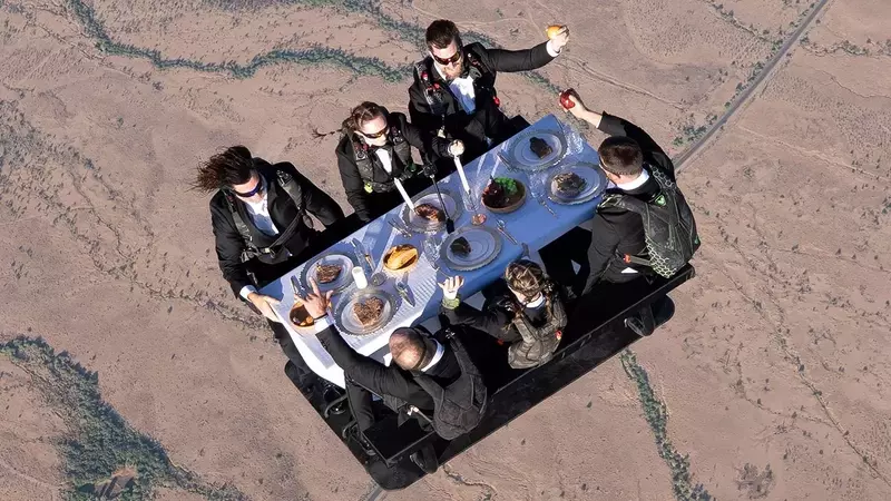 Cena Extrema en el Cielo: Gastronomía y Paracaidismo de la Mano de Nitro Circus