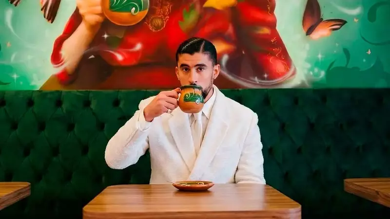La devoción cafetera de Bad Bunny: un viaje global con sabor puertorriqueño