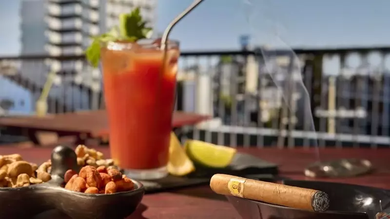 Aventuras Gastronómicas: Maridajes de Cócteles y Habanos