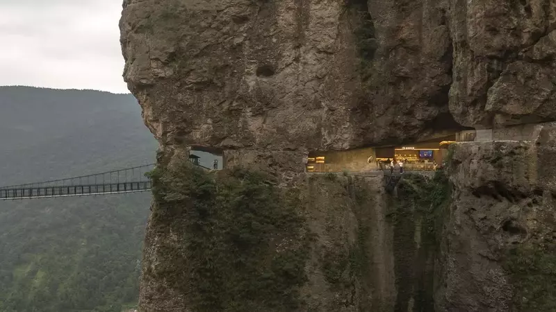 Cafetería Yandangshan: Un Oasis en el Abismo