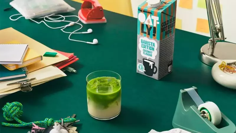 Oatly lanza la nueva bebida de avena con coco: el toque tropical para tus creaciones Barista