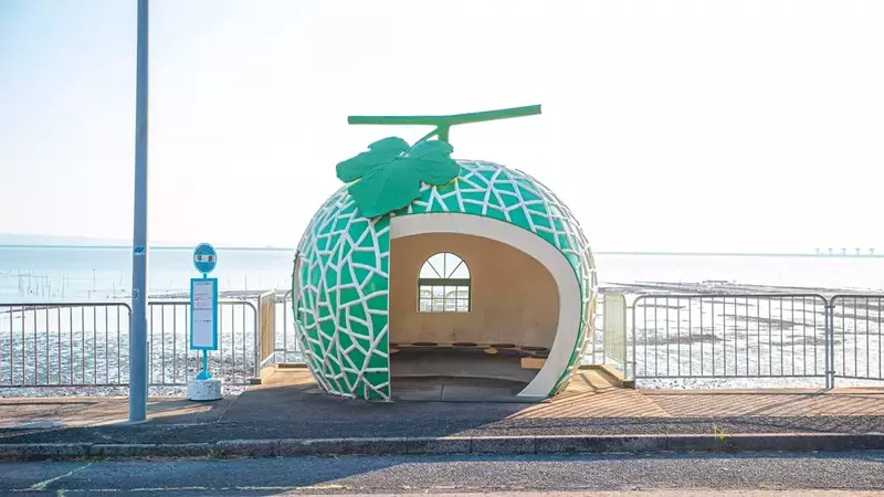 Las Paradas de Autobús con Forma de Fruta de Nagasaki: Una Fusión de Encanto y Surrealismo