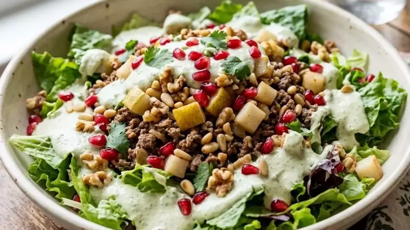 Innovadora Ensalada de Chile en Nogada: Una Fusión Culinaria Ligera y Rápida