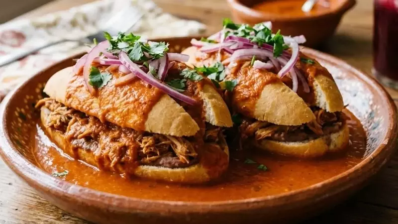 Deliciosas Tortas Ahogadas Estilo Sinaloa con Cochinita Pibil y Salsa Cremosa de Chipotle