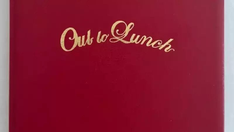 La Autenticidad de Modelos Fuera de Pasarela: Un Vistazo al Libro 'Out to Lunch'