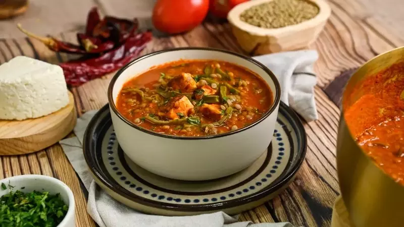 Guiso Rústico de Lentejas con Nopales y Queso Panela