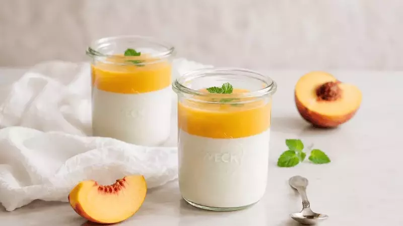 Delicia de Panna Cotta Vegana de Almendras y Melocotón