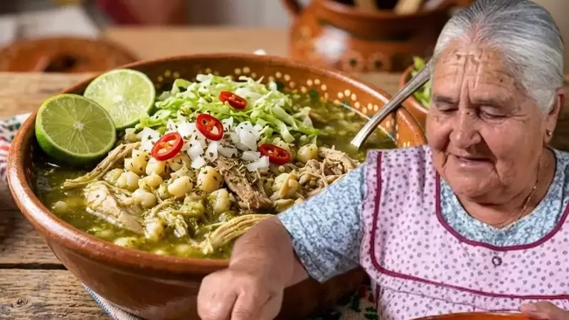 Un Viaje Culinario: El Pozole Verde de Doña Ángela con Pollo y Cerdo