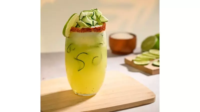 Refrescante Bebida de Pepino, Limón y Chile: Perfecta para el Calor