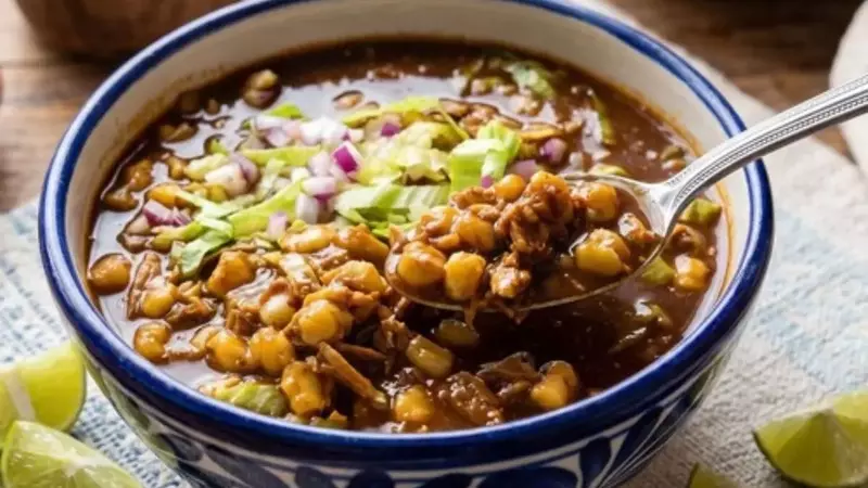 Pozole Negro: Una Exquisita Interpretación del Clásico Mexicano