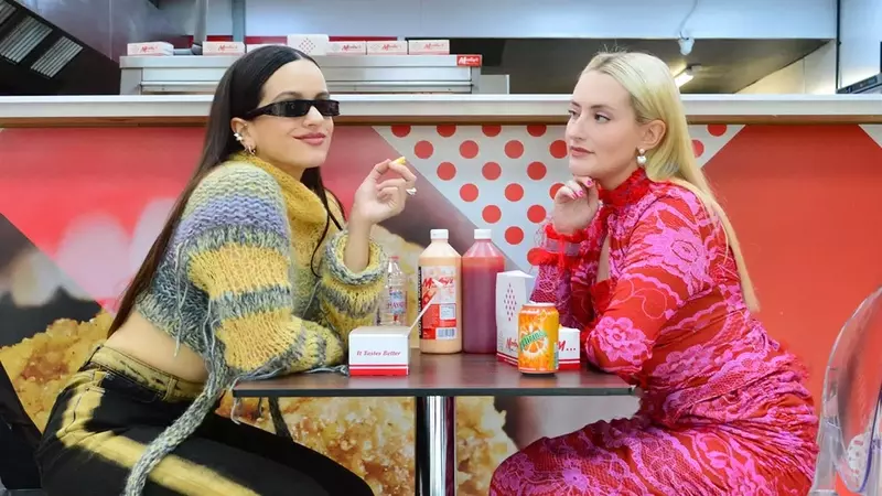 Adiós al fenómeno 'Chicken Shop Date': Amelia Dimoldenberg se despide de su icónico formato de entrevistas
