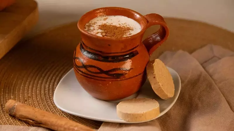 Delicioso atole de arroz y mazapán: una bebida cremosa y dulce