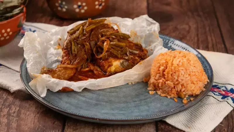 Mixiotes de Pollo con Nopales: Un Manjar Mexicano Irresistible