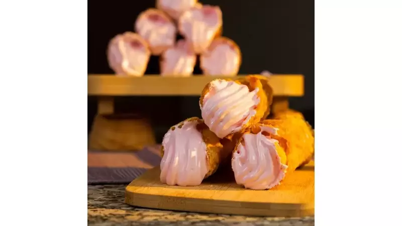 Crujientes Gaznates Mexicanos con Merengue Rosa: Un Deleite Tradicional