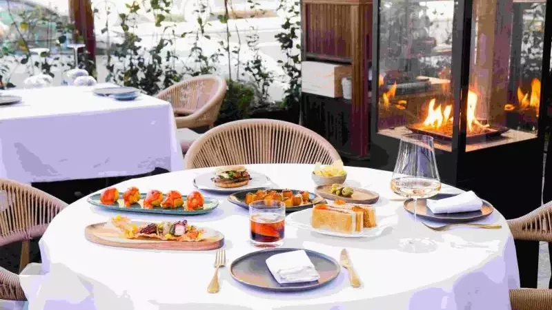 Experiencia Culinaria en la Terraza de ABYA: Fusión Global y Ambiente Refinado en el Palacio de Saldaña