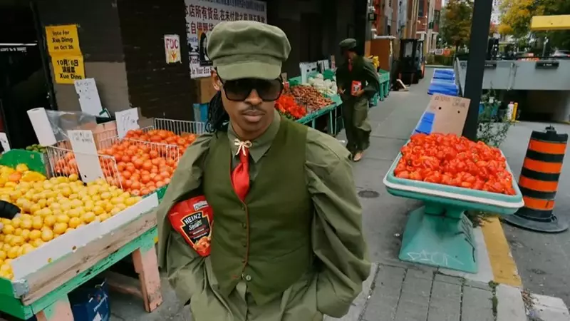 Heinz Transforma la Sopa en un Icono de Moda Urbana con su Nueva Colección de Bolsas