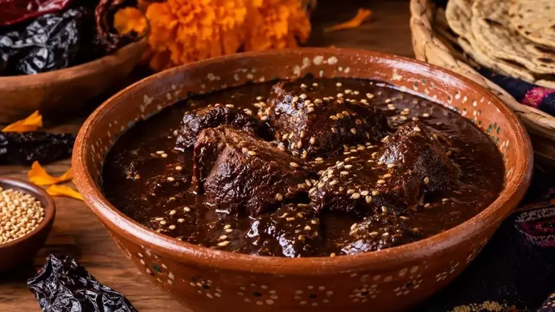 Un Viaje Gastronómico: El Mole de Luto de Oaxaca y el Día de Muertos