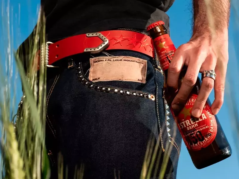 Estrella Damm y TwoJeys Lanzan el "BELT OPENER": El Accesorio Imprescindible del Verano