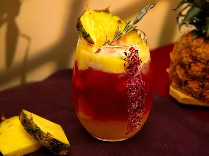 Bebida Refrescante: Jamaica, Piña y Romero