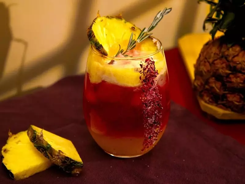 Bebida exótica: Infusión de Jamaica, Piña y Romero