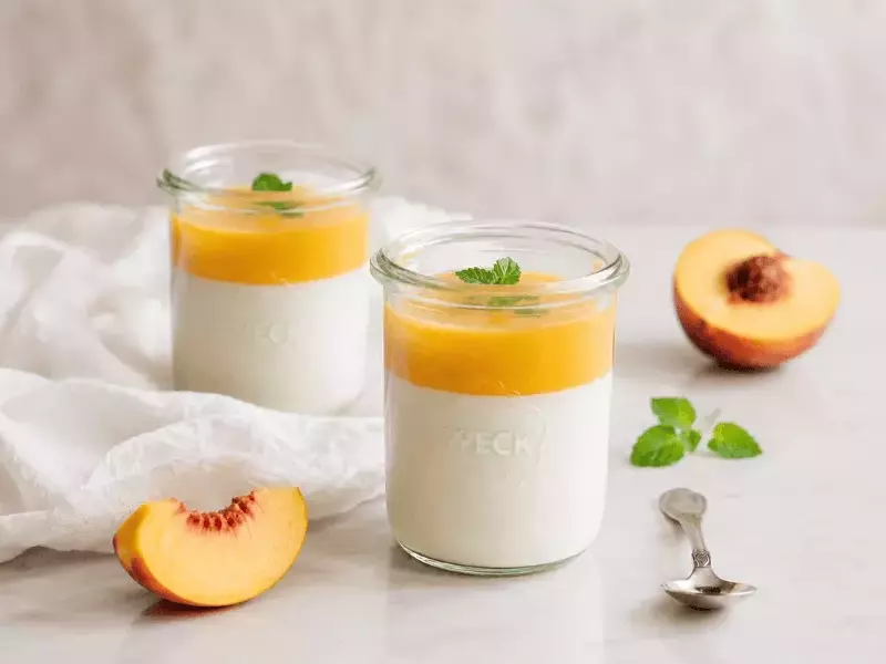 Delicia de Panna Cotta Vegana de Almendras y Melocotón