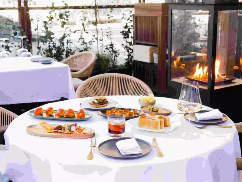 Experiencia Culinaria en la Terraza de ABYA: Fusión Global y Ambiente Refinado en el Palacio de Saldaña